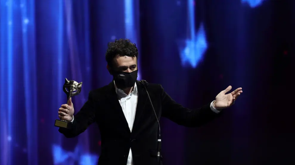 El realizador Rodrigo Sorogoyen tras recibir el premio a Mejor serie dramática por su trabajo 'Antidisturbios'