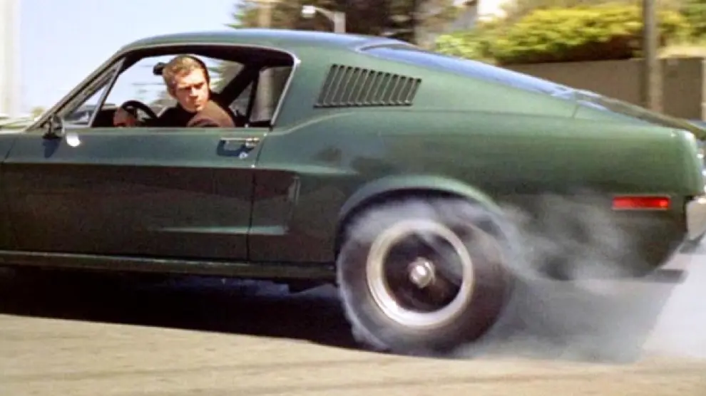 El teniente Frank Bullit, interpretado por Steve McQueen, persigue a dos sicarios con su Mustang en la película 'Bullit', de 1968