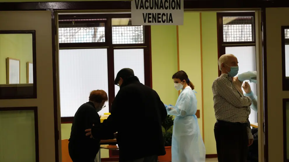Campaña de vacunación contra la covid en el centro de mayores de San José, en Zaragoza.