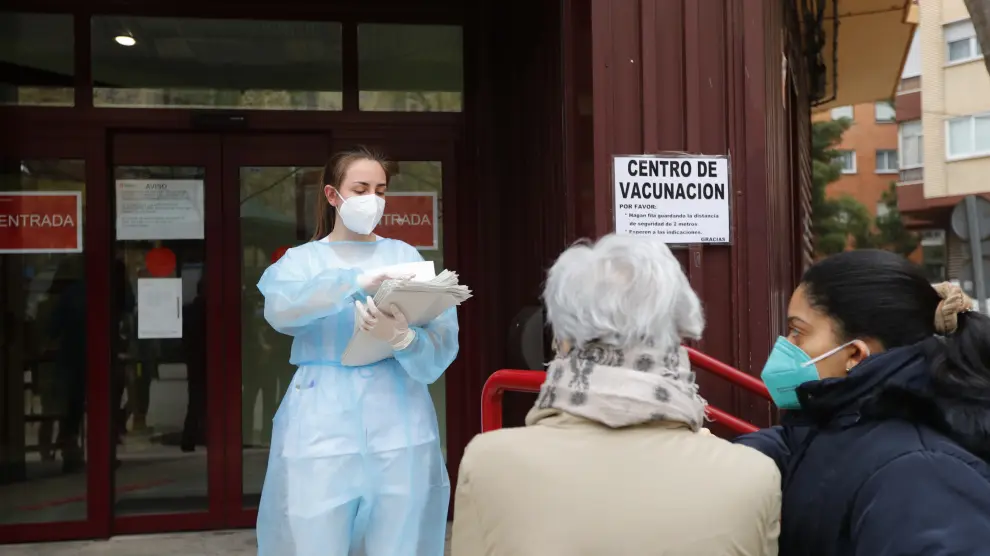 Campaña de vacunación contra la covid en el centro de mayores de San José, en Zaragoza.