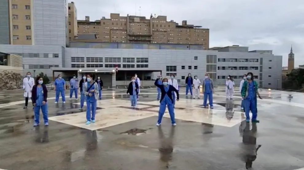 El personal del hospital de día de Oncología ha grabado su baile solidario en el helipuerto del Hospital Miguel Servet.