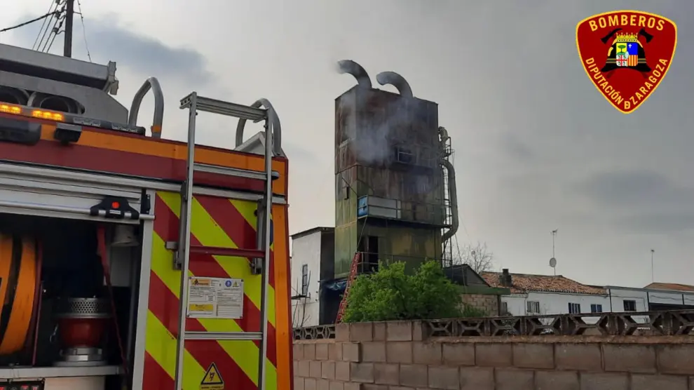 Incendio en el silo de una empresa de marcos de madera de Cadrete.
