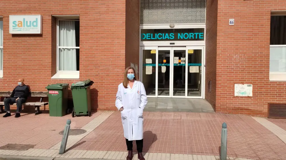 La doctora Pilar Lafuente, a la entrada del C. S. Delicias Norte.