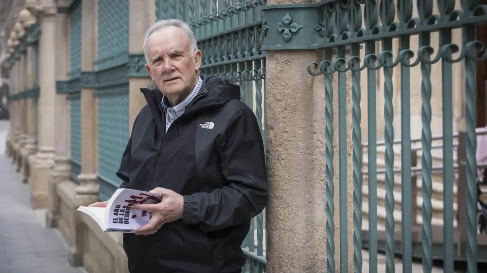 Javier Pardo, patólogo y escritor de Maella, de 74 años, con su libro 'El año de la desgracia'.