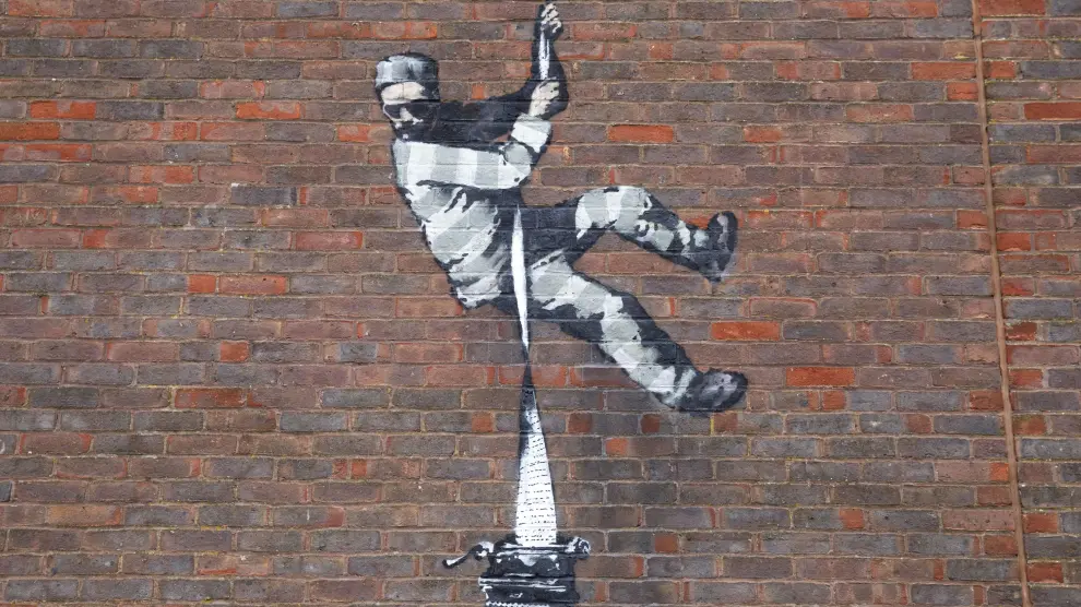 Mural de Banksy en la prisión inglesa de Reading.