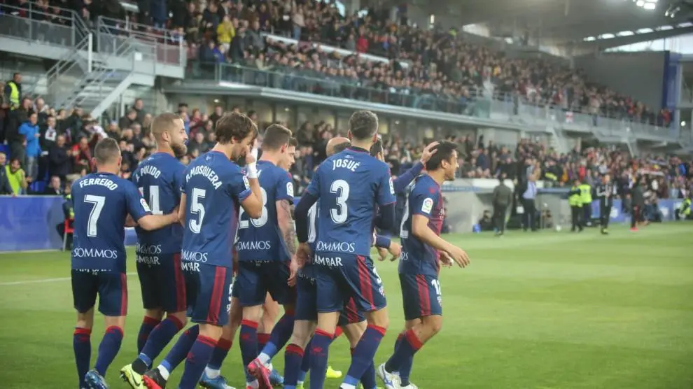 Los jugadores de la SD Huesca celebran uno de sus goles en la victoria sobre el Fuenlabrada, último partido con público en El Alcoraz.