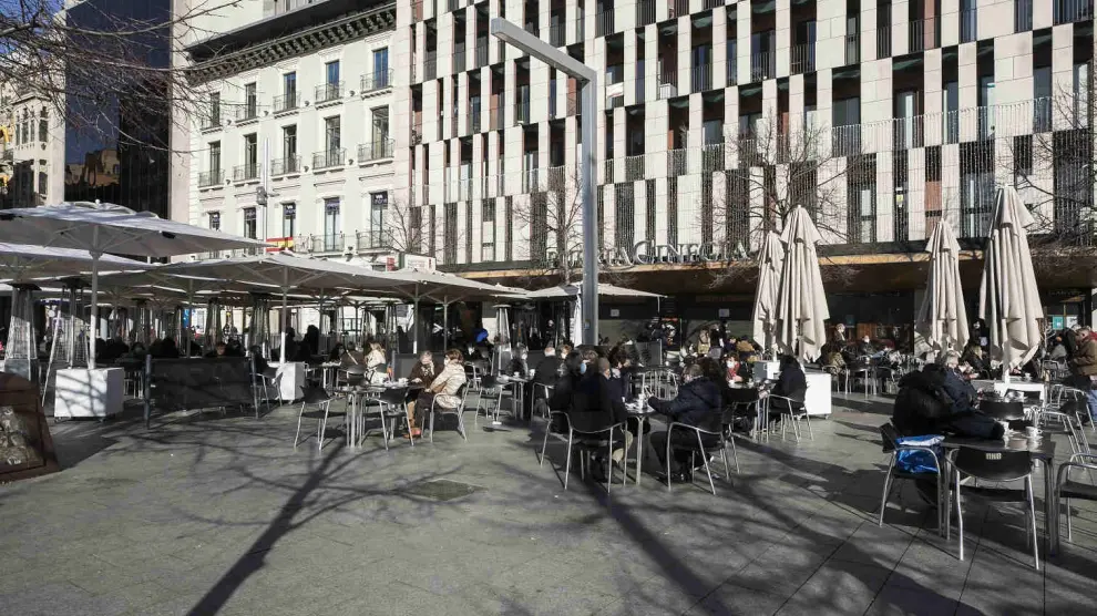 Ambiente en las terrazas de la plaza de España en Zaragoza