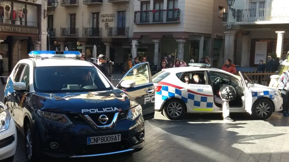 Patrulla de la Policía Nacional en la plaza del Torico de Teruel.