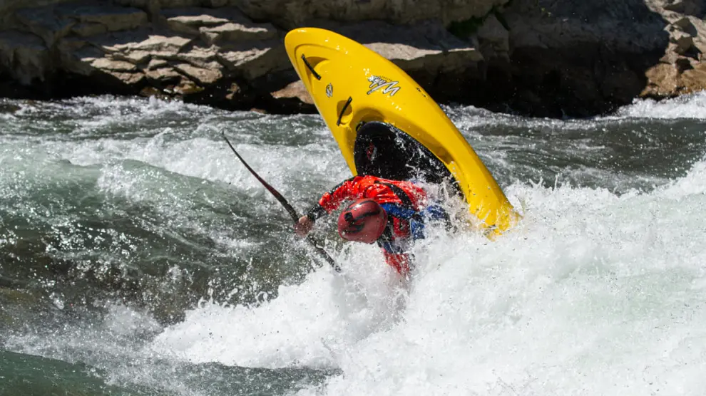 La empresa UR Pirineos ofrece cursos de formación de distintas modalidades deportivas de aguas bravas.