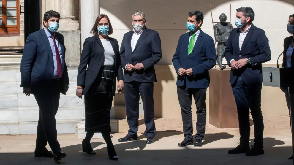 La vicepresidenta del Gobierno de Murcia y el presidente junto a los diputados de Cs que votarán contra la moción de censura