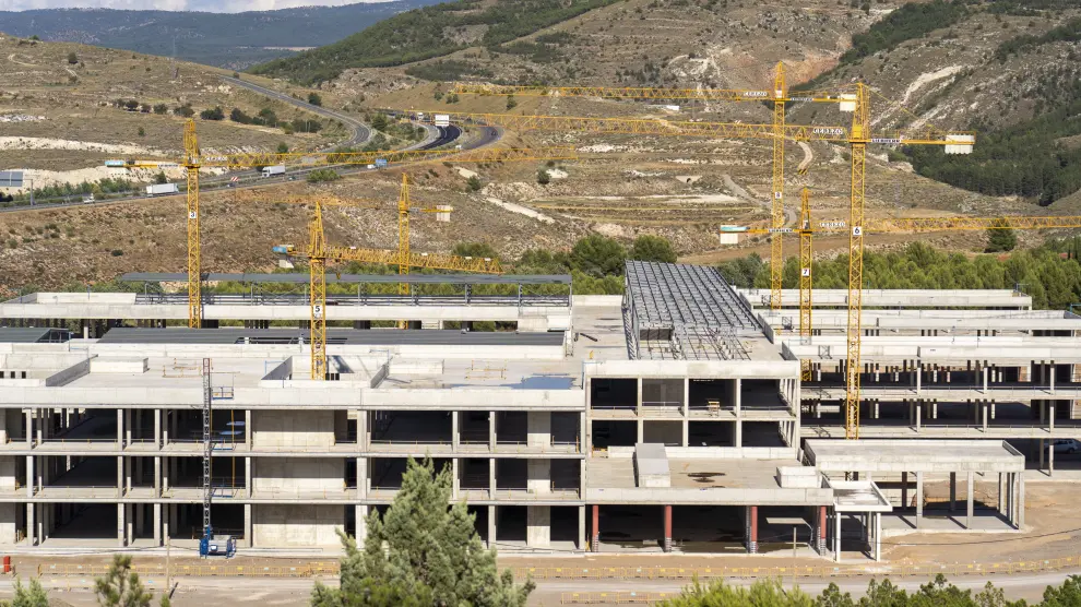 obras del nuevo hospital de Teruel con la autovia A 23 de fondo. Foto Antonio Garcia/Bykofoto. 13/08/20 [[[FOTOGRAFOS]]][[[HA ARCHIVO]]]