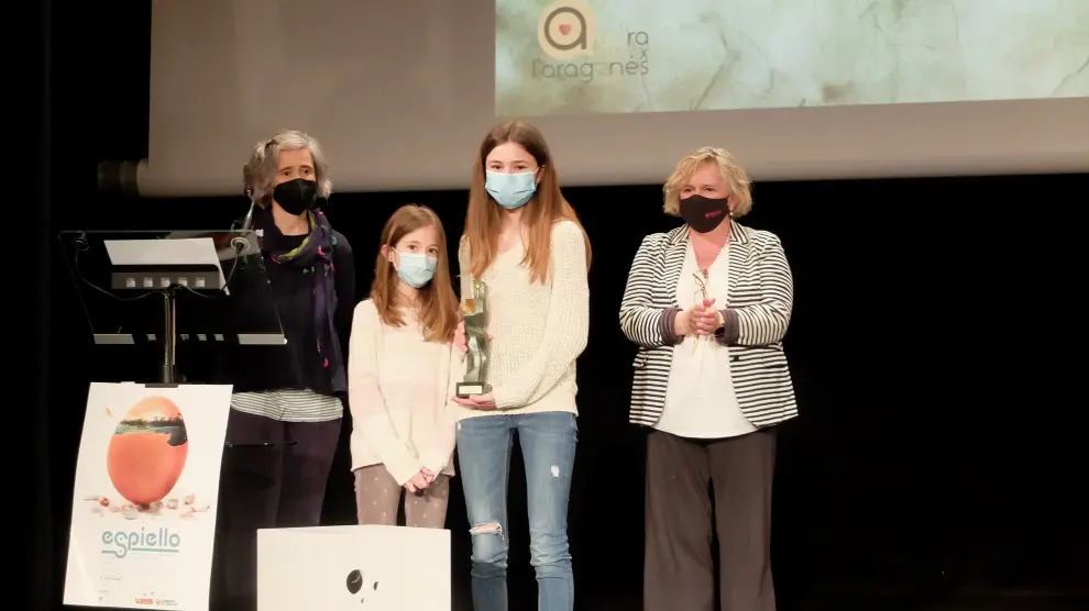 Una familia del CRA Cinca Cinqueta ha recogido el premio en categoría escolar, con la vicepresidenta de la Comarca detrás, Carmen Muro.