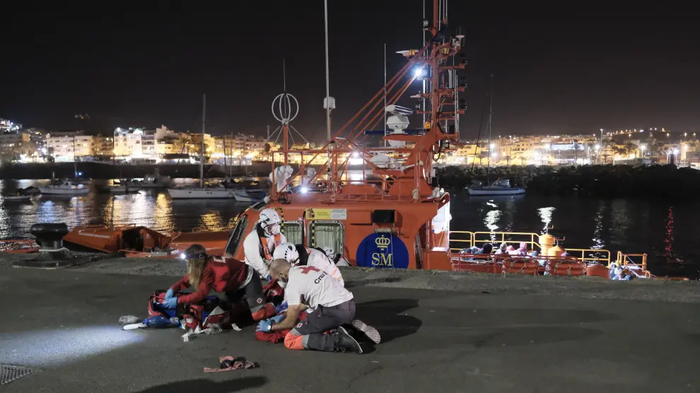 Dos voluntarios de Cruz Roja y dos tripulantes del Salvamento Marítimo reaniman a un niño que llegó en parada cardíaca al muelle de Arguineguín