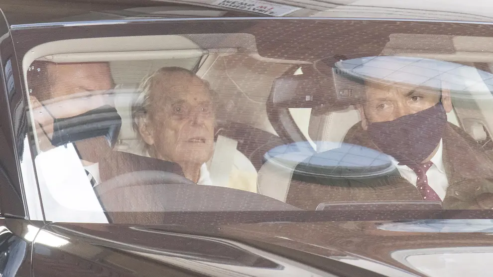 El duque de Edimburgo, en un coche a su salida del hospital