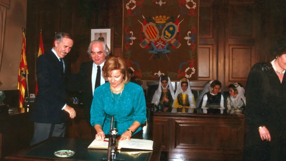 Antón García Abril y su esposa Aurea García reciben la medalla de Los Amantes en Teruel en 1989.