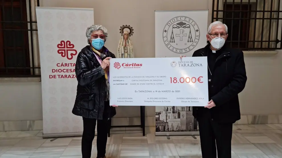 El obispo de Tarazona, monseñor Eusebio Hernández, entrega a Cáritas un cheque de 18.000 euros para ayudar a los afectados por la pandemia.