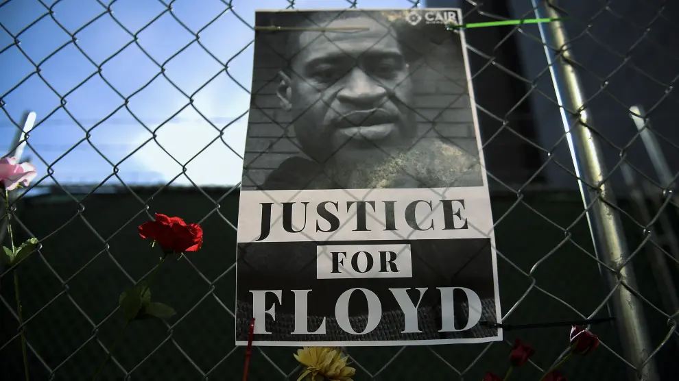 Un cartel con la cara de George Floyd, fallecido a manos de un policía