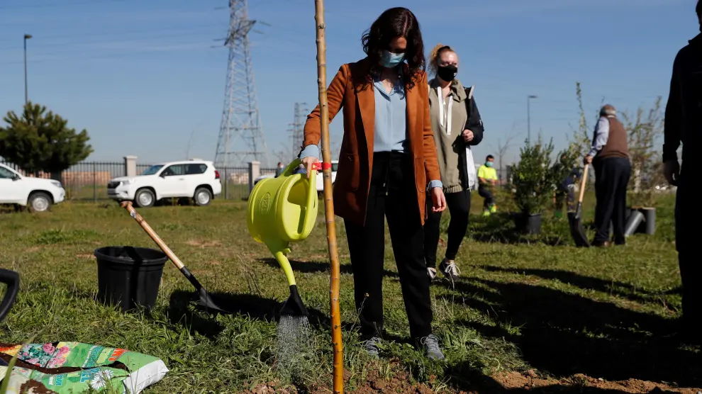 Díaz Ayuso participa en tareas de reforestación en Getafe