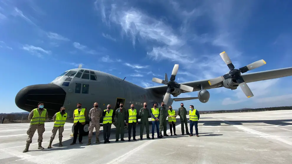 Los pilotos del Hércules C-130 que los trasladaron ayer se hicieron una foto en el aeródromo de Garray (Soria). Hoy han llevado otro aparato y el lunes llegarán los dos últimos.