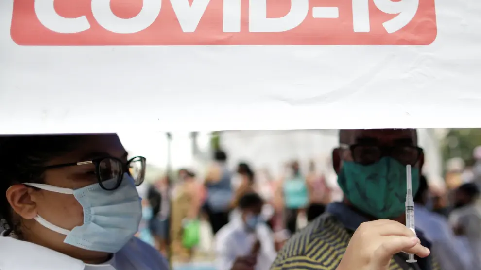 Ciudadanos esperan por horas para recibir la vacuna contra la Covid-19