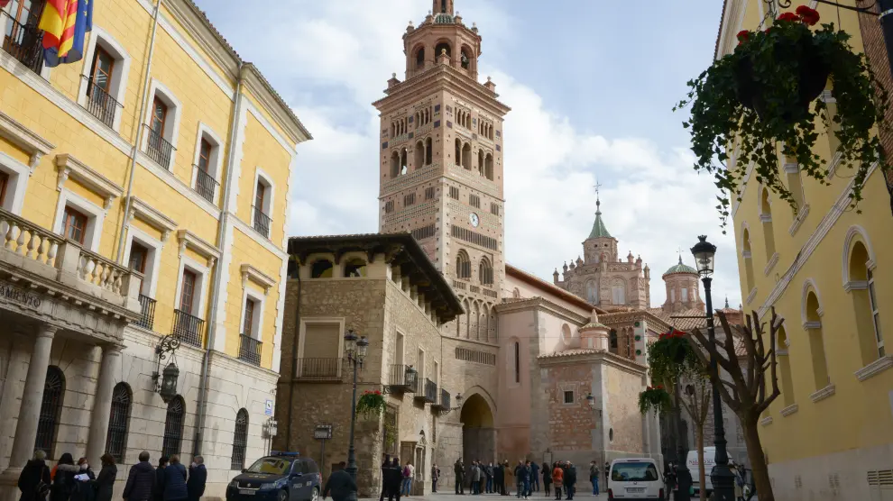 La plaza de la Catedral de Teruel, con el campanario mudéjar recién restaurado.