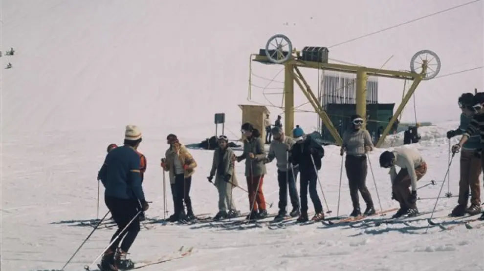Imagen de una clase de esquí en uno de los primeros años en activo de la estación de Cerler.