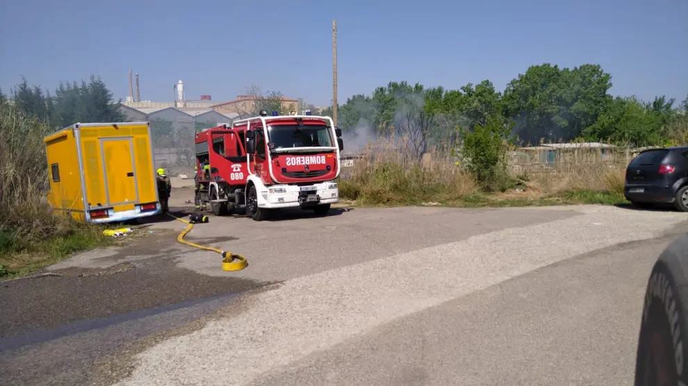 Los Bomberos de Zaragoza trabajan para sofocar un incendio en un campo en Cuarte de Huerva