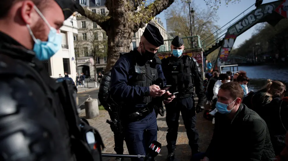 Controles policiales en París por las restricciones de la pandemia.