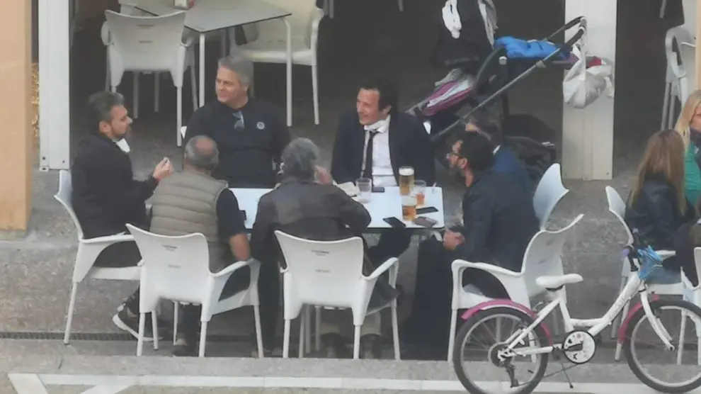 Foto en la que se ve al alcalde de Cádiz con otras seis personas en un bar de la localidad gaditana.