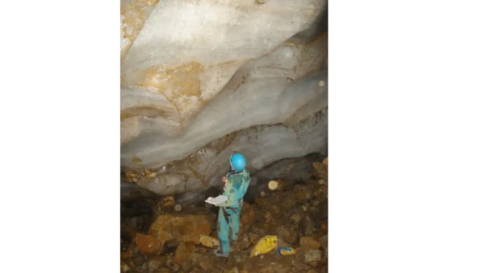 Estudiando un depósito de hielo en una cueva del macizo de Cotiella.
