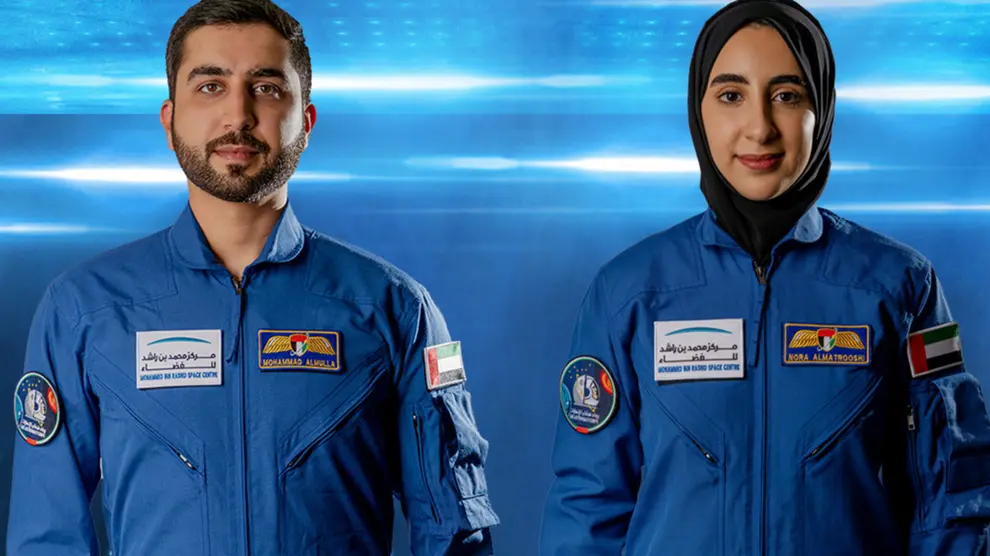Noura al Matrooshi y uno de sus compañeros de la misión espacial.