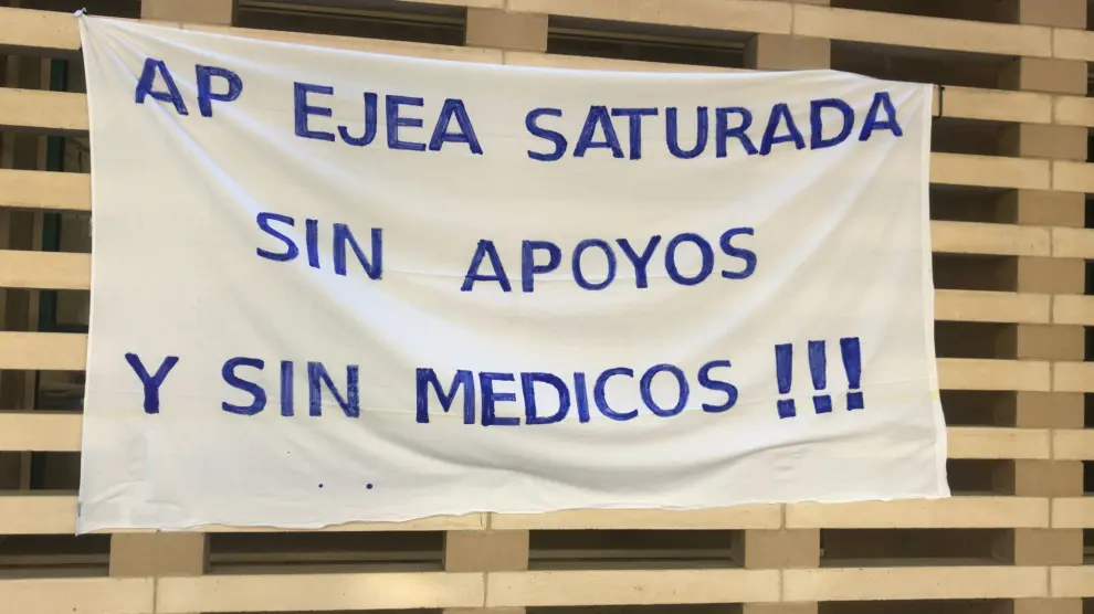 Pancarta en el centro de salud de Ejea