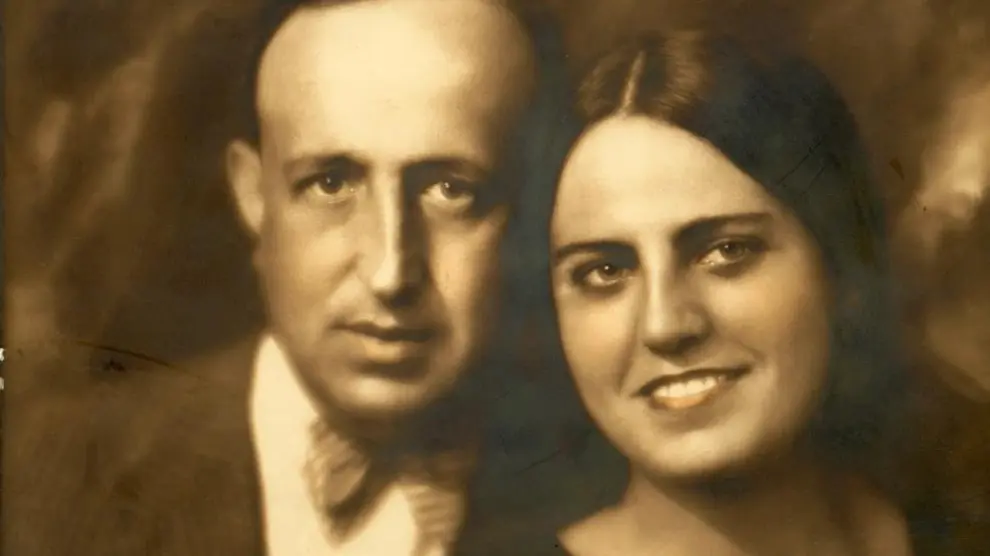 Retrato de boda de José María Muniesa y Carmen Moraleda.