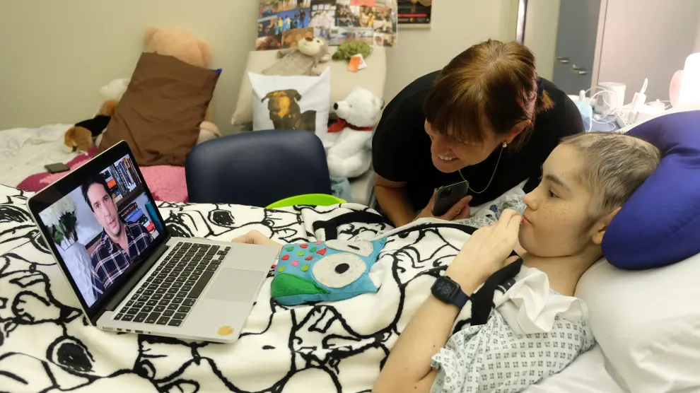 Marisa Ford kisses her daughter Rebecca Zammit Lupi, a 15-year-old cancer patient, as she lies in a coma in her room in Rainbow Ward at Sir Anthony Mamo Oncology Centre in Mater Dei Hospital, during the coronavirus disease (COVID-19) outbreak, in Tal-Qroqq, Malta December 30, 2020. REUTERS/Darrin Zammit Lupi SEARCH REBECCA HEALTH-CORONAVIRUS/DAUGHTER-CANCER
