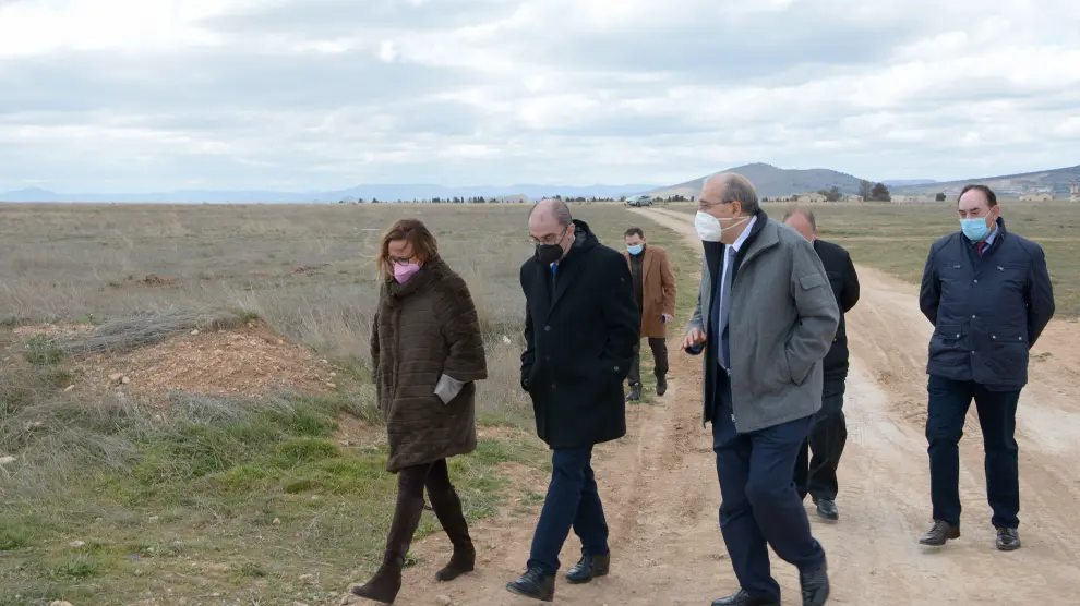 Visita del presidente de la DGA, Javier Lambán, y el alcalde de Calamocha, Manuel Rando, a los terrenos donde se construirá el matadero.