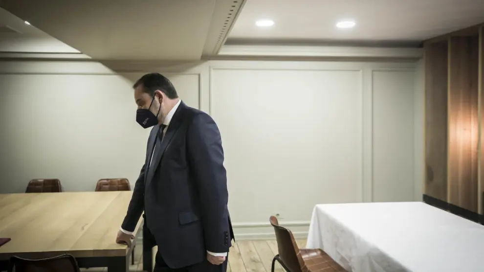 El ministro Ábalos, tras la conversación con HERALDO en el Gran Hotel de la capital aragonesa.