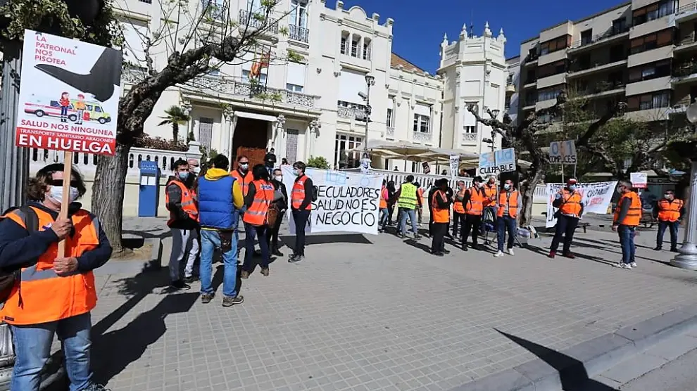 Participantes en la concentración celebrada este sábado en la plaza de Navarra.