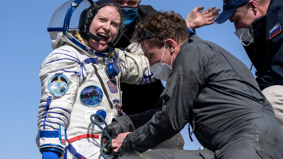 La astronauta de la NASA Kathleen Rubins llega a Tierra a la estepa rusa a bordo de la Soyuz MS-17