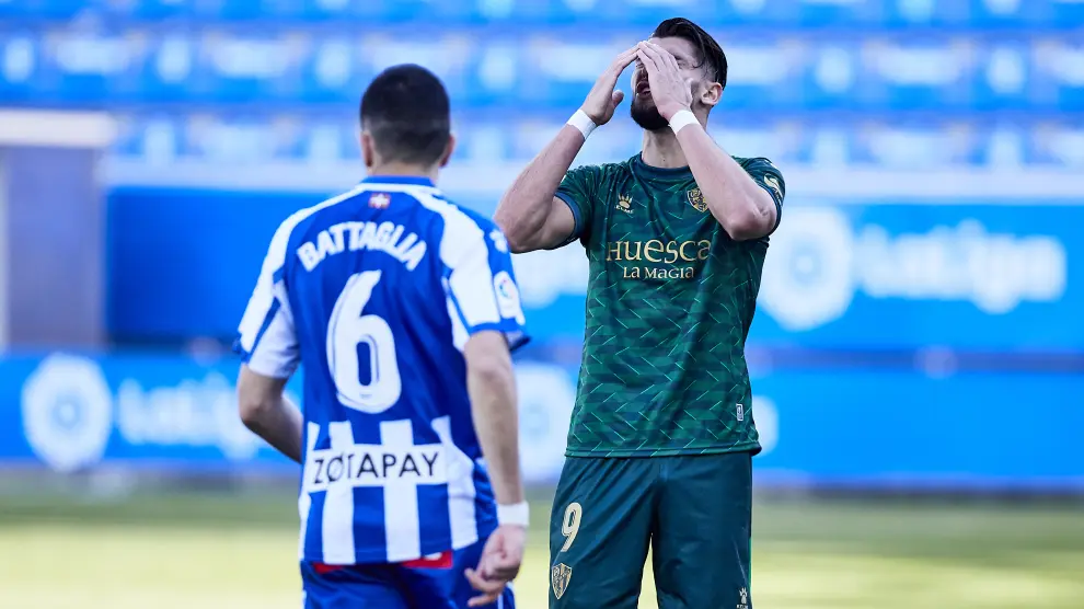 Rafa Mir se lleva las manos a la cara durante el partido contra el Alavés.