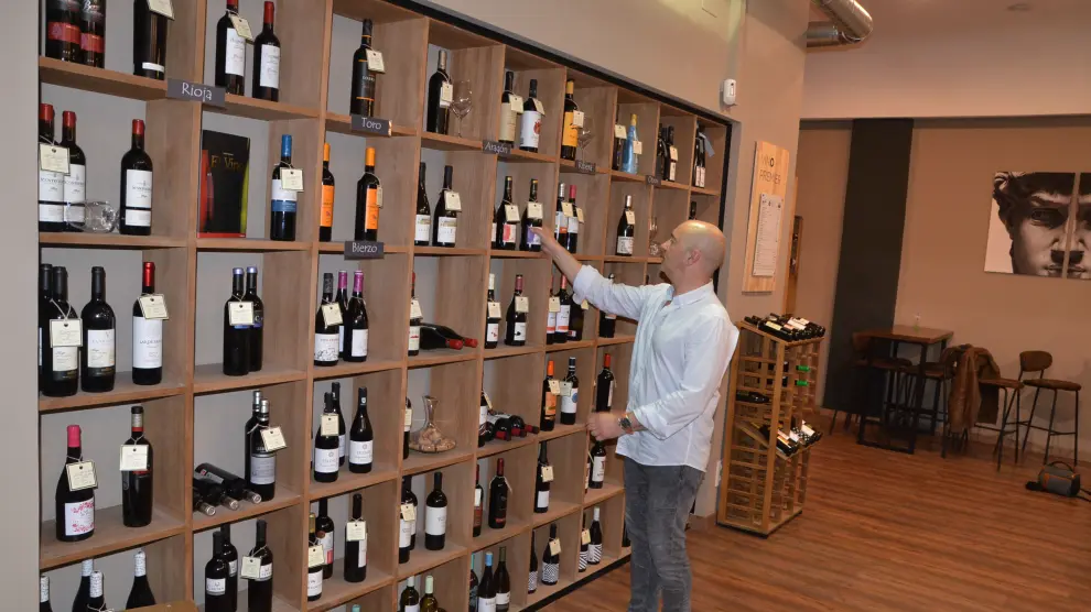 Víctor García ofrece referencias de vinos de toda España, 15 de ellos por copas que cambian cada mes.