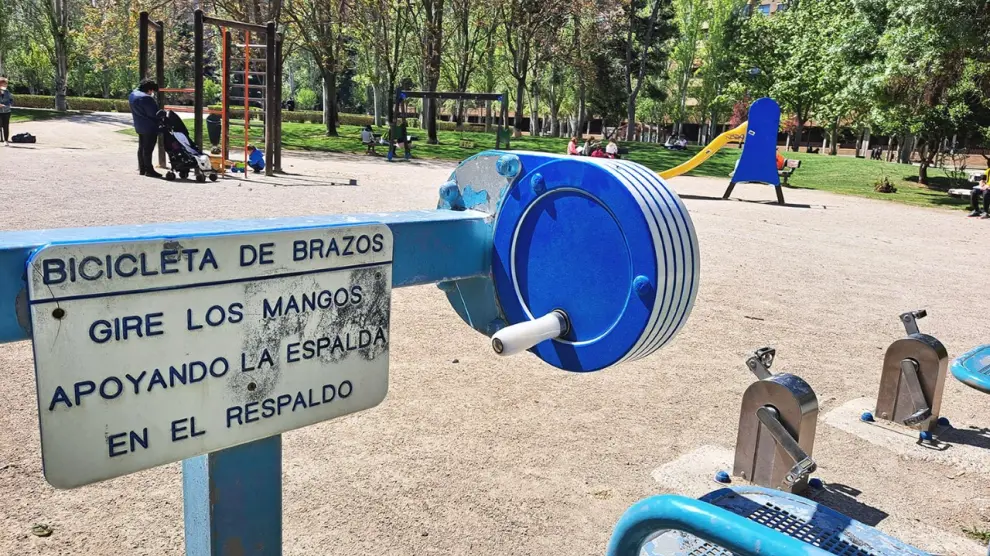 Gimnasio para mayores en el parque de la Taifa Saracosta, en el distrito Universidad de Zaragoza.