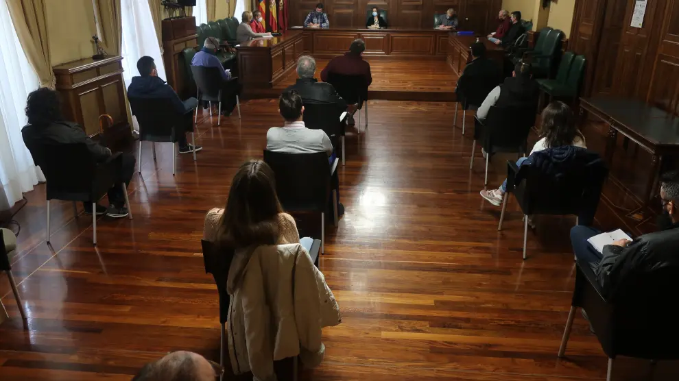 Los representantes del Ayuntamiento, Interpeñas y la Soga y Baga acordaron de común acuerdo suspender La Vaquilla en el salón de plenos.