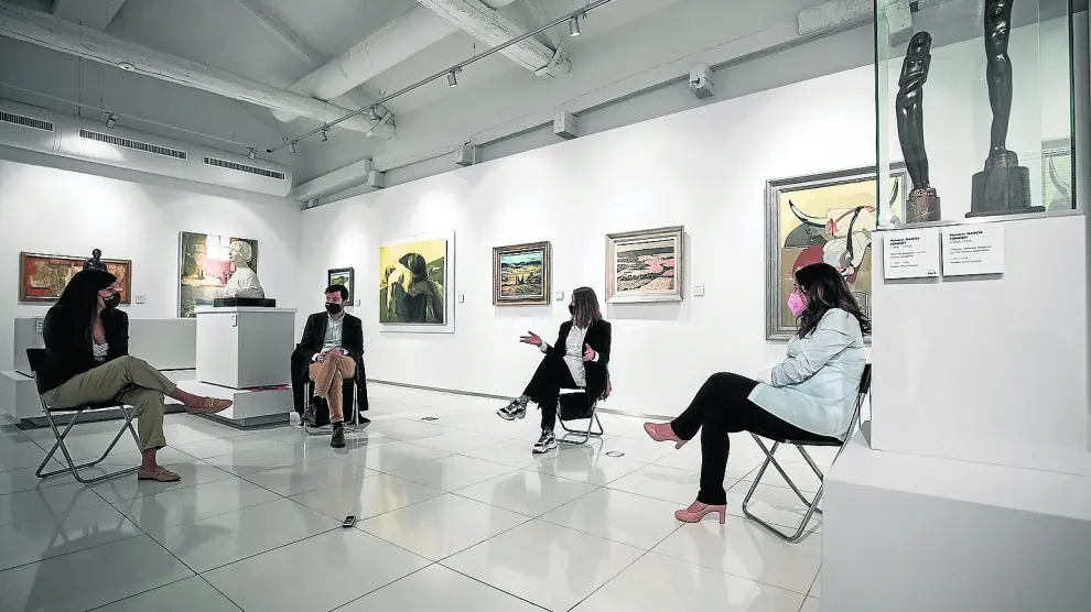 María Bellosta, David Lozano, Ana Bendicho y Silvia Plaza, en la sala de los pintores españoles de los siglos XIX y XX influidos por Goya