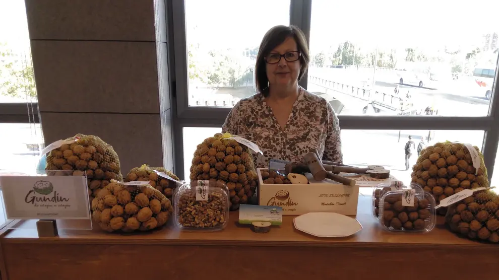 Dolores Melero, titular de la explotación de Nueces Gundín, con una muestra de sus productos.