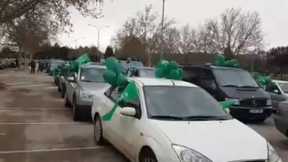 Caravana de coches con globos verdes convocada por Teruel Existe