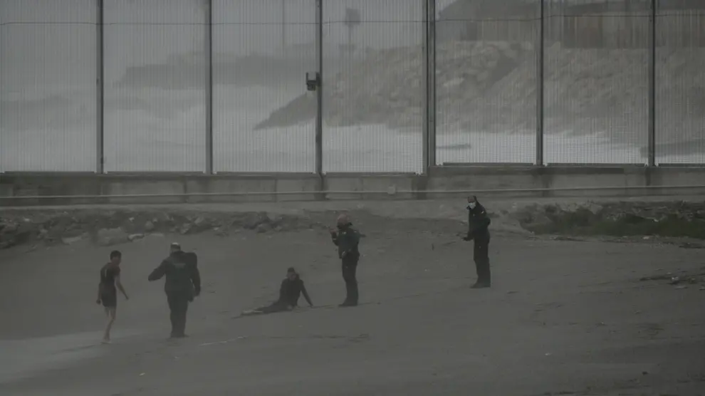 Inmigrantes llegando a nado a Ceuta