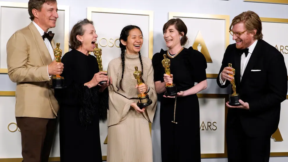 Chloe Zhao poses after winning the Oscar for Directing during the live ABC Telecast of The 93rd Oscars in Los Angeles, California, U.S., April 25, 2021. ABC/A.M.P.A.S./Handout via REUTERS ATTENTION EDITORS. THIS IMAGE HAS BEEN SUPPLIED BY A THIRD PARTY. NO MARKETING OR ADVERTISING IS PERMITTED WITHOUT THE PRIOR CONSENT OF A.M.P.A.S AND MUST BE DISTRIBUTED AS SUCH. MANDATORY CREDIT. NO RESALES. NO ARCHIVES. TABLOIDS OUT; NO BOOK PUBLISHING WITHOUT PRIOR APPROVAL.[[[REUTERS VOCENTO]]] AWARDS-OSCARS/