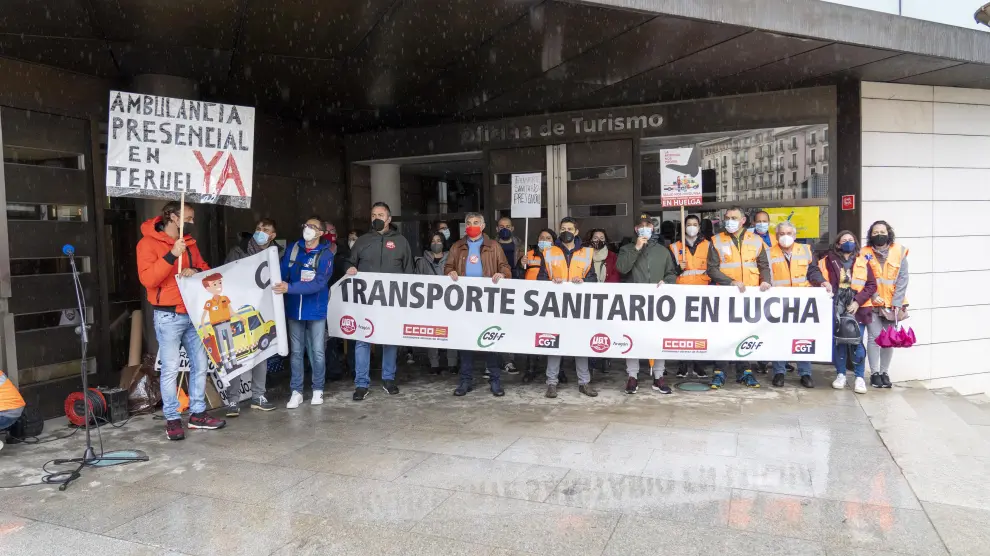 Concentracion de trabajadores de transporte sanitario, ambulancias , en la puerta de la delegacion del Gobierno de Aragon en Teruel. Foto Antonio Garcia/Bykofoto. 26/04/21[[[FOTOGRAFOS]]]