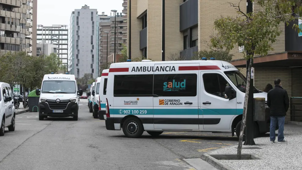 Varias ambulancias, junto a la puerta de consultas externas del Hospital Clínico.