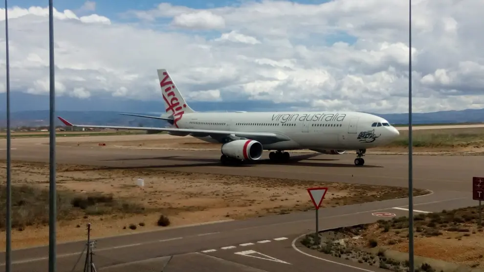 Avión llegado al aeropuerto de Teruel este miércoles procedente de Ginebra.